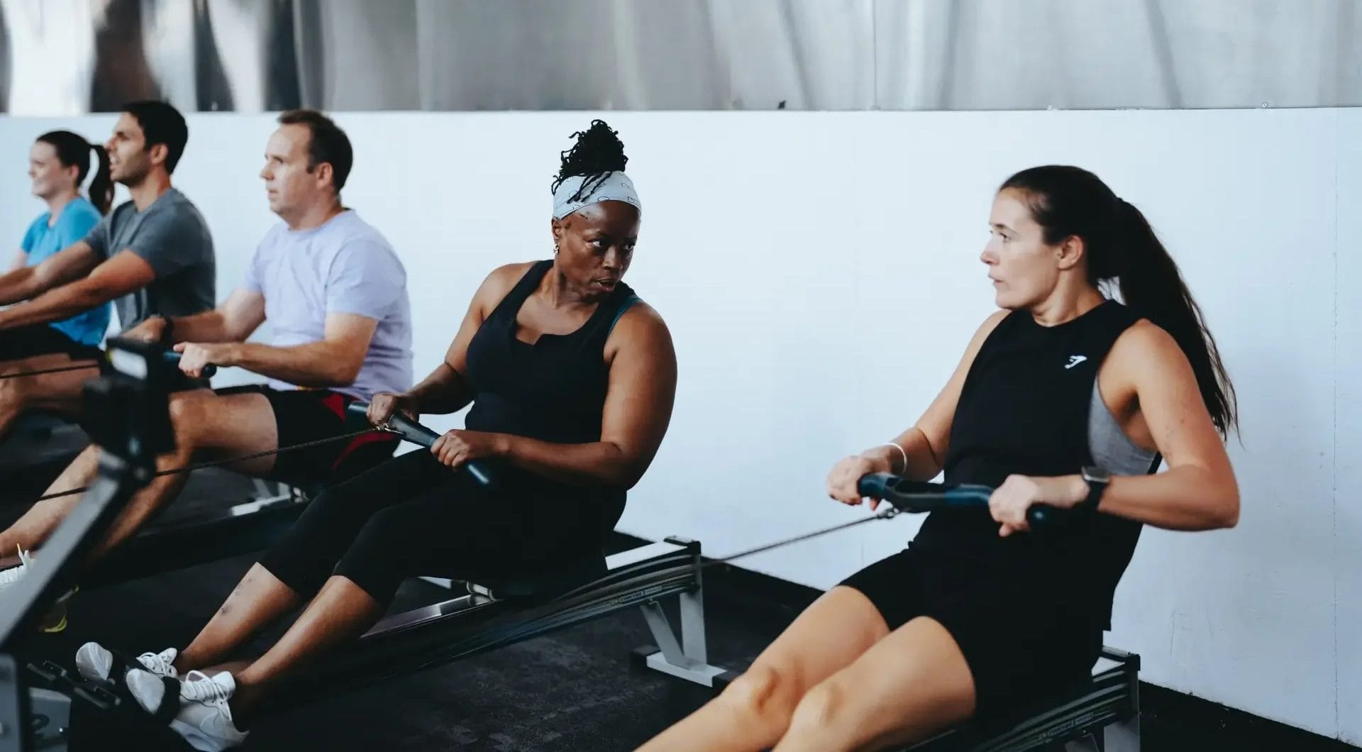 people rowing and doing a CrossFit class